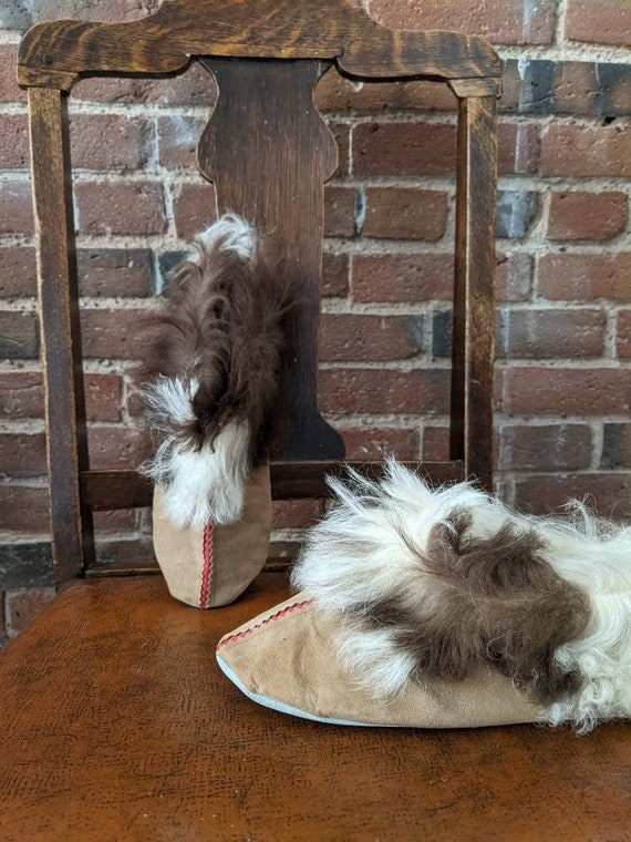 Adorable Vintage 1960s Furry Lambskin Slippers Cu… - image 1