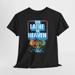 Camiseta con la portada del libro "El torno del cielo" de Ursula K. Le Guin