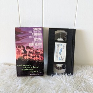 Puede incluir: Cinta de video VHS de la película "Where the Day Takes You" con una imagen en blanco y negro de un horizonte de ciudad y el título de la película en texto verde. La película está protagonizada por Sean Astin, Flynn Boyle, Peter Dobson, Balthazar Getty, Ricki Lake, Dermot Mulroney y Will Smith.