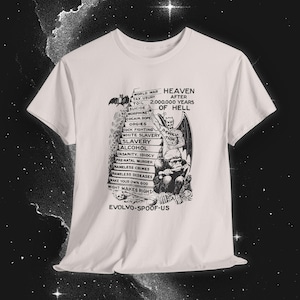 Könnte beinhalten: Weißes T-Shirt mit einer schwarz-weißen Grafik. Die Grafik zeigt eine Liste gesellschaftlicher Übel und eine dämonische Figur. Der Text enthält "Heaven After 2.000.000 Years of Hell" und "Evolvo-Spoof-Us".