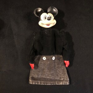 Puede incluir: Marionetas de mano vintage de Mickey Mouse con cuerpo de fieltro negro, manos de fieltro rojo y cabeza de pl&aacute;stico blanco con ojos negros y boca roja.