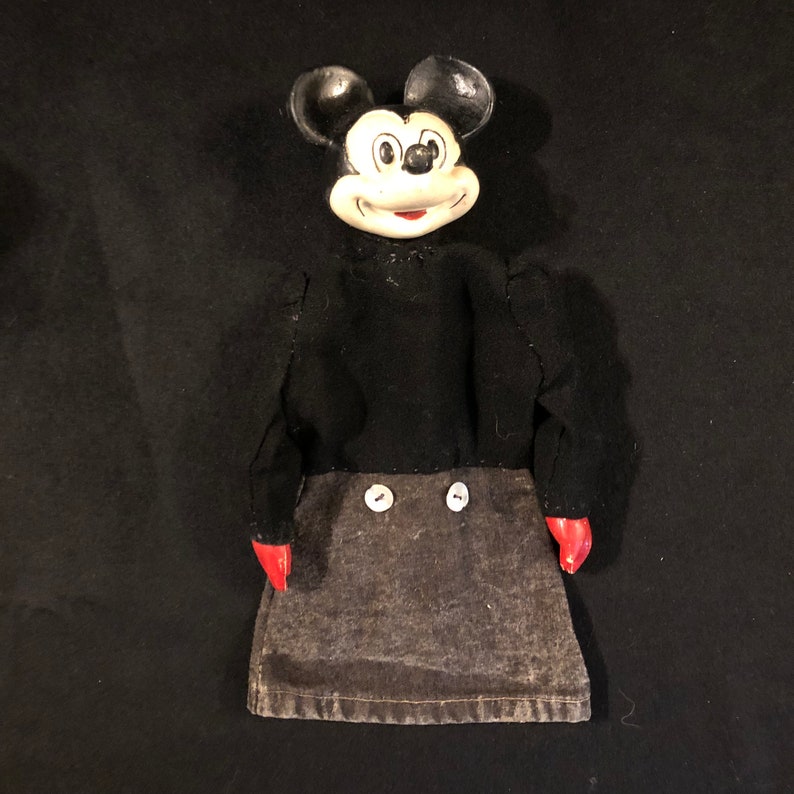 Puede incluir: Marionetas de mano vintage de Mickey Mouse con cuerpo de fieltro negro, manos de fieltro rojo y cabeza de pl&aacute;stico blanco con ojos negros y boca roja.