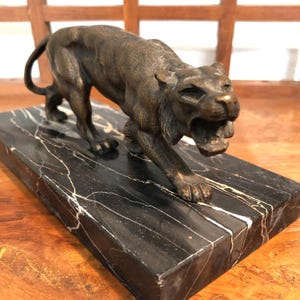 Statuette de lionne Art déco en bronze, socle en marbre noir, sculpture à la cire perdue, bronze bruni patiné, style Empire, début du XXe siècle, Italie
