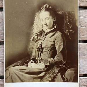 CDV、名刺、肖像画、アナログ写真、死後、セピア、ビクトリア朝のファッション、キャビネット肖像画、19 世紀後半、イギリス