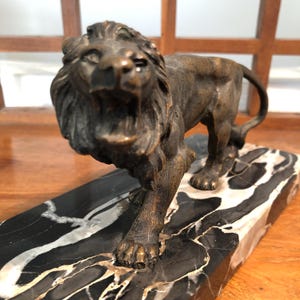 Lion en bronze de style Empire sur socle en marbre noir - Sculpture Art déco, début des années 1900, bronze bruni, sculpture animalière antique