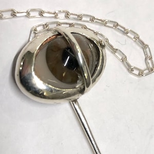 Sterling Silber Glas Prothetische Augenbrosche, Einzelstück, Menschliches Prothetisches Auge, Medizinische Rarität aus dem 1. Weltkrieg, Anfang der 1900er Jahre
