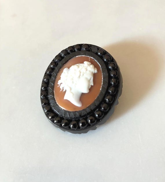 Spilla Cameo Vittoriana in Conchiglia Sardonice con Cornice in Giaietto Whitby Jet – Fine ’800, Cornice Geometrica, Goccia Vintage