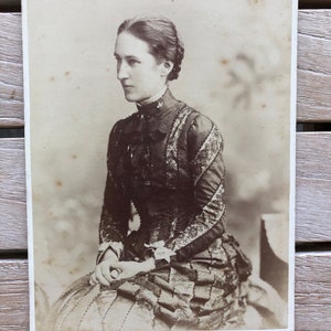 Carte de visite, cdv, ritratto signora, bianco e nero seppiato, moda vittoriana, gioielli vittoriani, fine '800, Inghilterra