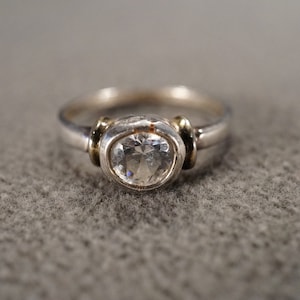 Anillo de diseño apilador de alianza de boda vintage, conjunto de bisel redondo de plata de ley, ajuste de piedra única con relieve elevado de topacio blanco, tamaño 6,5 a.m.