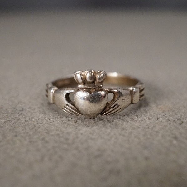 Vintage Sterling Silver Band Stacker Design Claddagh Ring Raised Relief Heart Setting Classic Collectable, Size 8   AM