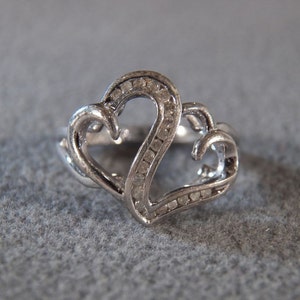 vintage silver ring 欠けたハート 925 Sterling Silver Vintage Heart Band Ring Size 7 3/4 - Etsy