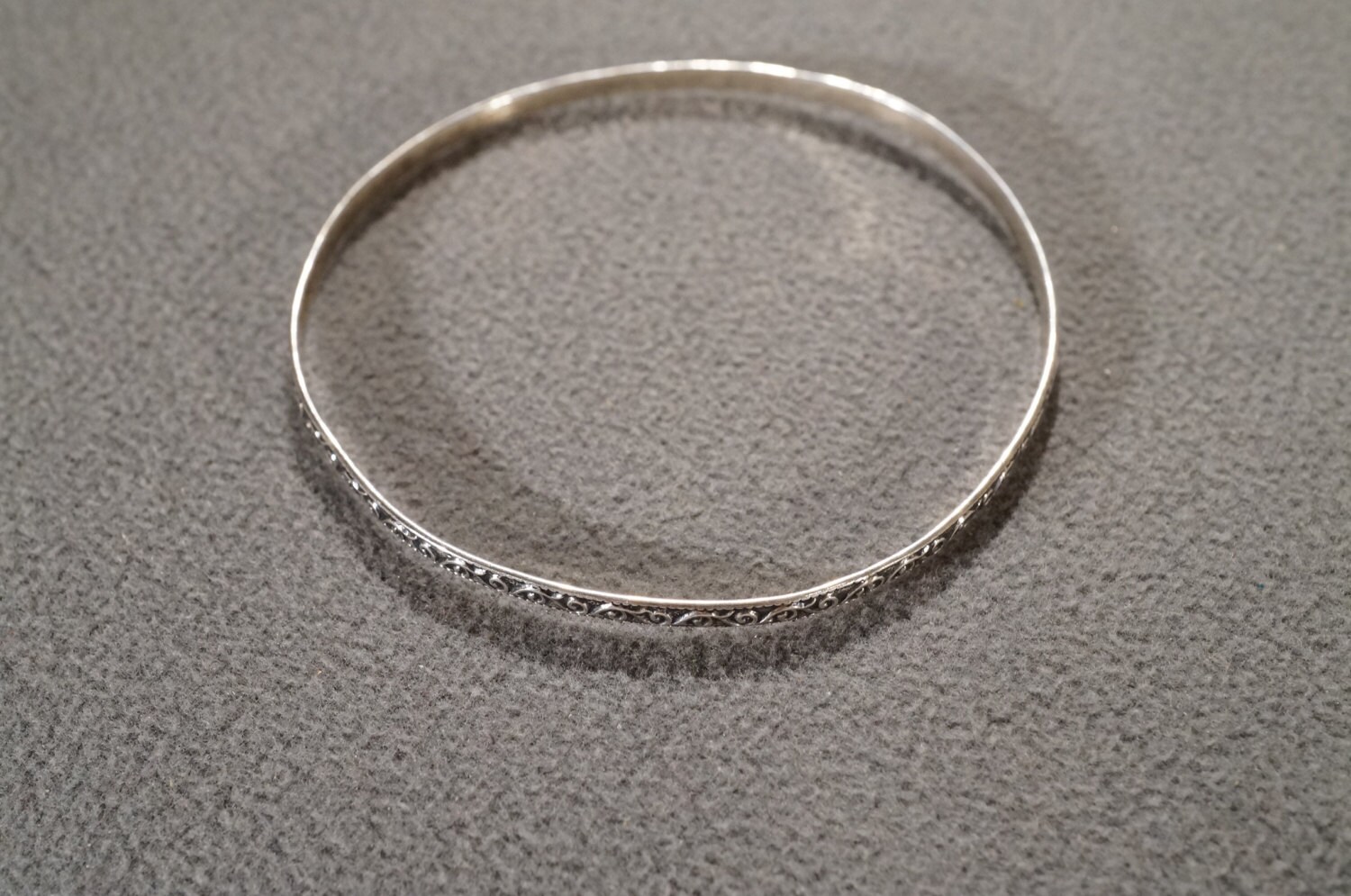 Vintage Traditional Style Sterling Silver Round Bangle Vintage Traditional Style Sterling Silver Round Bangle