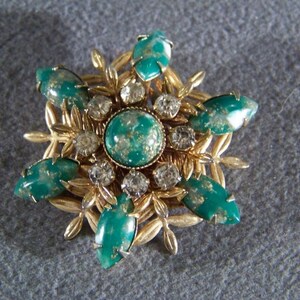 Vintage Yellow Gold Tone Fancy filigree Multi Marquise Round Emerald green-colored rhinestone pin brooch       RL