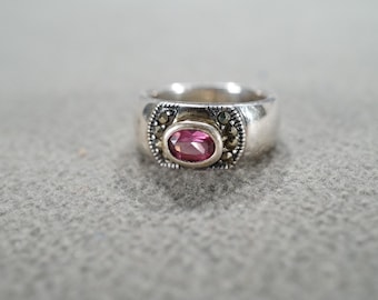 Vintage Wedding Band Design Ring Sterling Silver Oval Bezel Set Amethyst Raised Relief Single Stone Setting Classic Art Deco, Size 5.5 AM