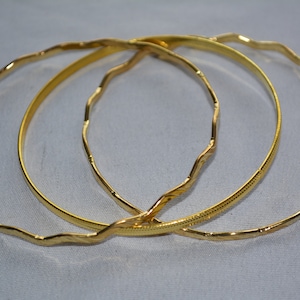vintage gold tone metal set of three bangle bracelets with diamond-cut accents zig-zag detailing  2 3/4 inches in diameter  **M5