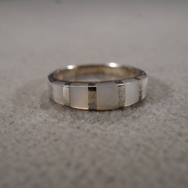 vintage sterling silver band ring with five graduated mother-of-pearl bar set stones, size 7   m3