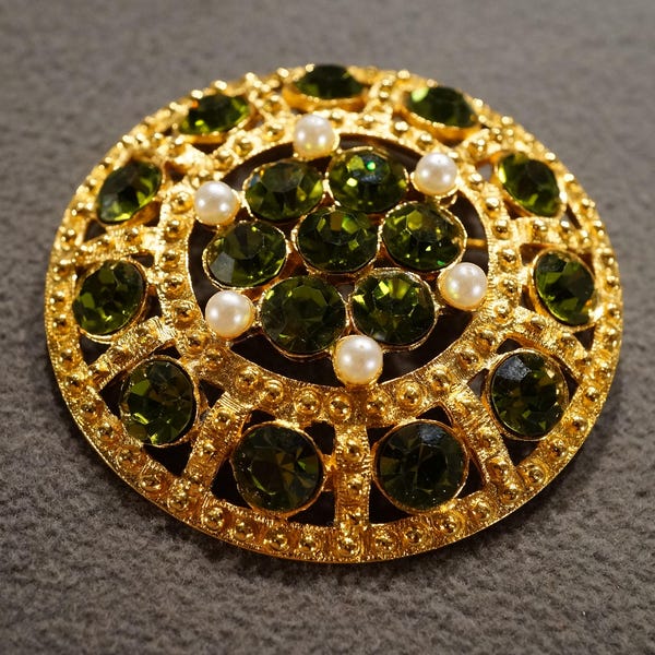 Vintage Art Deco Style Yellow Gold Tone Faux Pearl Glass Stone Faux Peridot Round Pin Brooch Jewelry -K#23