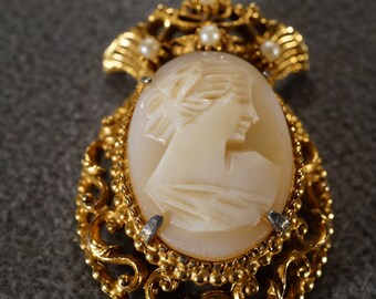 Vintage Art Deco Style Faux Pearl Yellow Gold Tone Faux Cameo Carved Figural Design Pin Brooch Jewelry   K#34