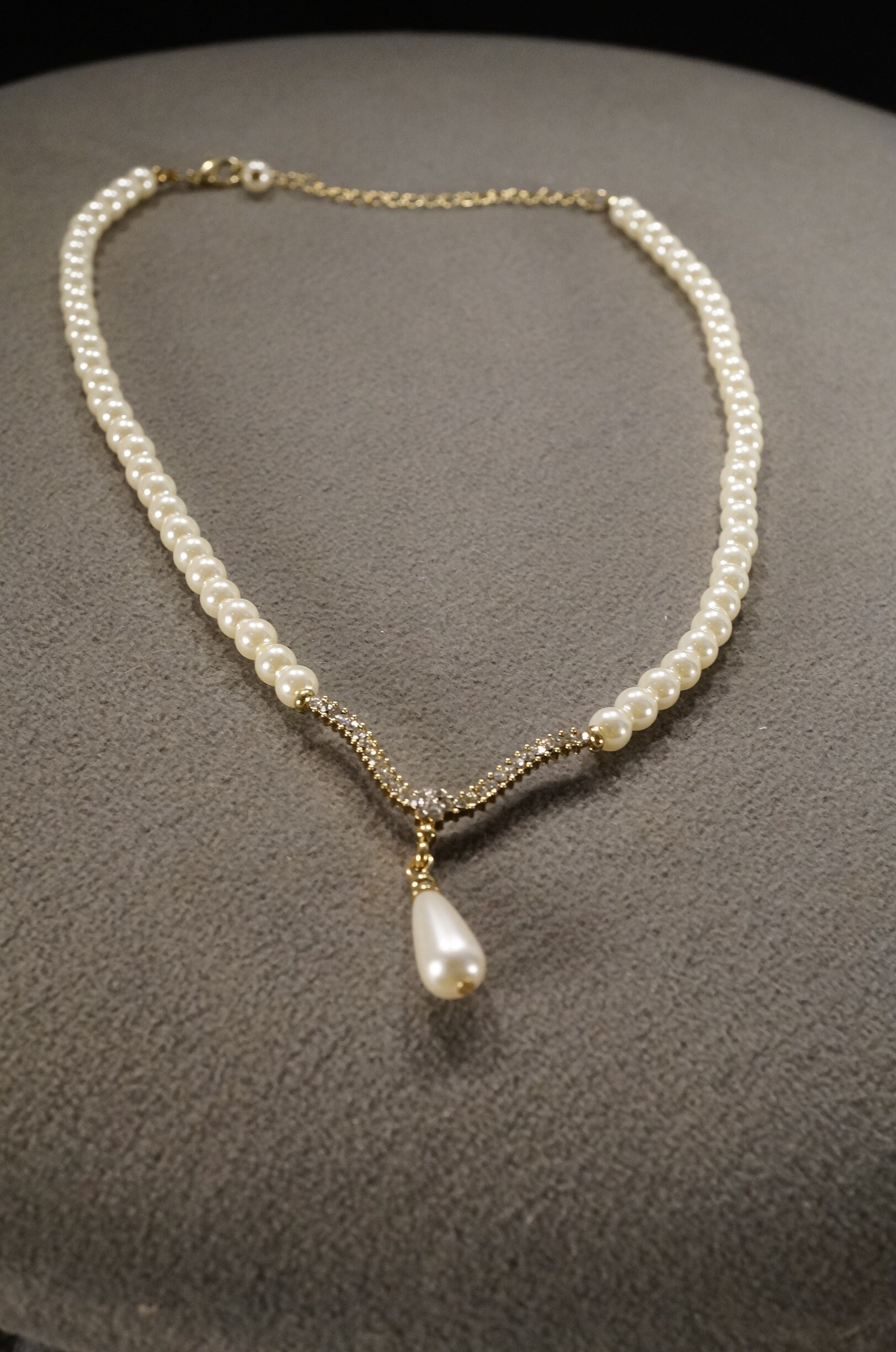 Collier Vintage Or Et Blanc - Décor Poire, Pampille, Métal Feuille, état Neuf (ancien Stock)