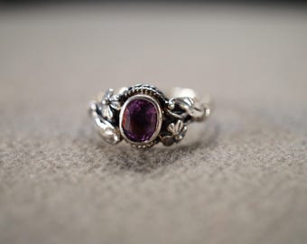 Vintage Wedding Band Stacker Design Ring Sterling Silver Oval Bezel Set Flower Amethyst Raised Relief Single Stone Setting, Size 8 AM