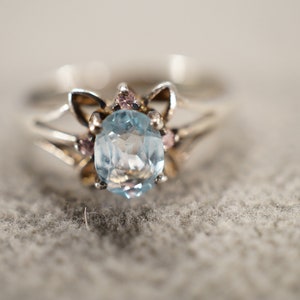 Vintage Wedding Band Stacker Design Ring Sterling Silver Oval Prong Set Blue Topaz Raised Relief Single Stone Setting, Size 6.5 AM
