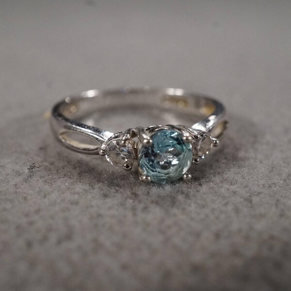vintage sterling silver statement solitaire multistone ring with large round blue topaz and set with two round white topaz, size 8  M3