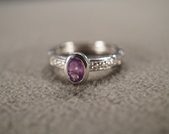 Vintage Wedding Band Stacker Design Ring Sterling Silver Oval Bezel Set Amethyst Raised Relief Single Stone Setting Classic, Size 6 AM