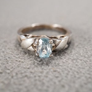 Vintage Wedding Band Stacker Design Ring Sterling Silver Oval Prong Set Blue Topaz Raised Relief Single Stone Setting, Size 7 AM