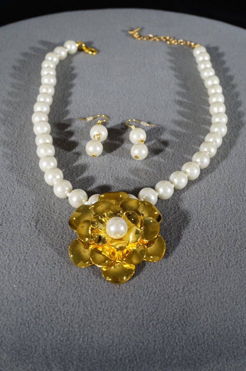 Vintage Art Deco Style Yellow Gold Tone Flower Design Faux Pearl Round Adjustable Set Pierced Earrings Necklace Jewelry K