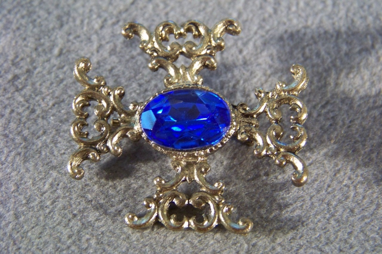 Vintage Yellowgold Tone Oval Blue Rhinestone Fancy Crest Pin