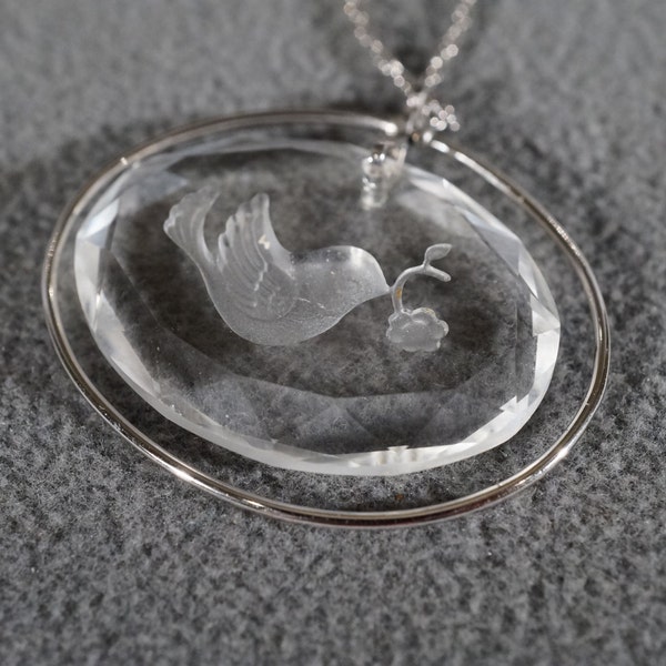 Vintage Classic Silver Tone Necklace Chain Oval  Moving Articulated Pendant Charm Etched Lucite Bird Design       KW