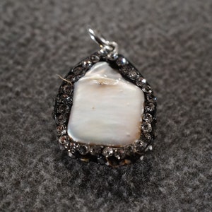 Vintage Art Deco Style Silver Tone Mother of Pearl Dangle Pendant Jewelry    K#21