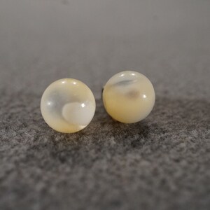Vintage Traditional Style Round Mother of Pearl Stud Style Pierced Earrings Jewelry    K#27