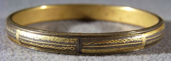 Vintage gold tone enamel fancy designs bangle bracelet Jewelry **RL