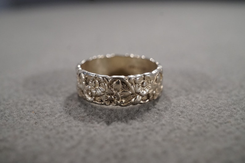 size 6 M1 vintage sterling silver wide band ring with large floral designs