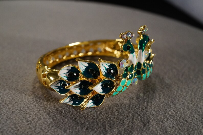Vintage Art Deco Style Yellow Gold Tone Rhinestone Peacock Design Hinged Bangle Bracelet Jewelry K#26