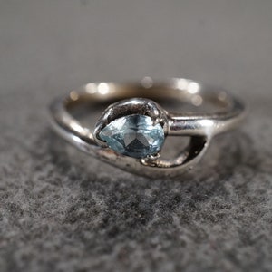 vintage sterling silver statement ring with side set pear shaped blue topaz stone in a split setting, size 8 1/2  **M7