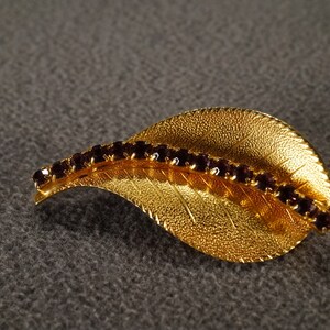 Vintage Art Deco Style Yellow Gold Tone Rhinestone Glass Stone Faux Amethyst Leaf Design Pin Brooch Jewelry    K#42