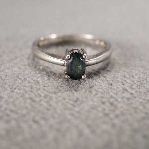 Vintage Wedding Band Stacker Design Ring Sterling Silver Oval Prong Set Blue Topaz Raised Relief Single Stone Setting, Size 7 AM