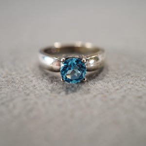 Vintage Wedding Band Stacker Design Ring Sterling Silver Round Prong Set Blue Topaz Raised Relief Single Stone Setting Classic, Size 5 AM