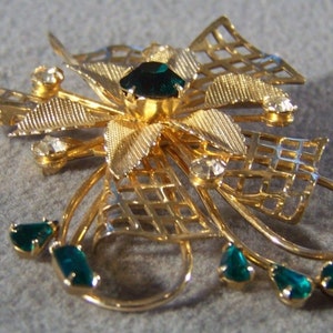 Vintage Green Rhinestone Filigree Flower Pin Brooch    **RL