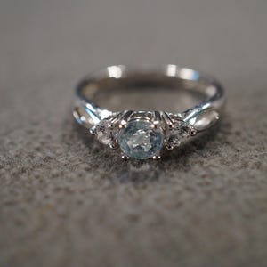 Vintage Sterling Silver Wedding Band Stacker Design Ring Round Prong Set Blue Topaz Raised Relief Multi Stone Setting, Size 7 AM