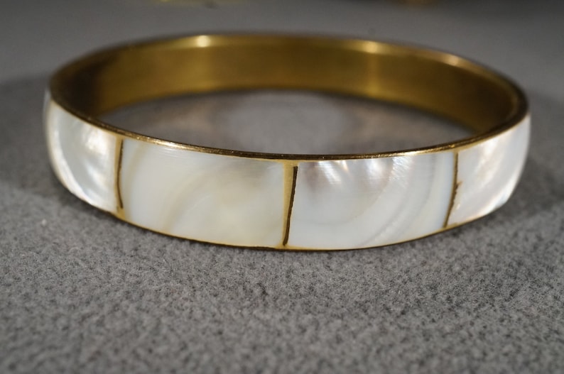 K#2 Vintage Art Deco Style Brass Round Mother of Pearl Bangle Etched Bracelet Jewelry
