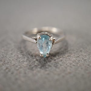 Vintage Wedding Band Stacker Design Ring Sterling Silver Teardrop Prong Set Blue Topaz Raised Relief Single Stone Setting, Size 5 1/4 AM