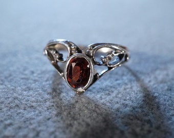 Vintage Sterling Silver Pear Garnet Fancy Scrolled Filigree Band Ring, Size 6 Jewelry   **RL