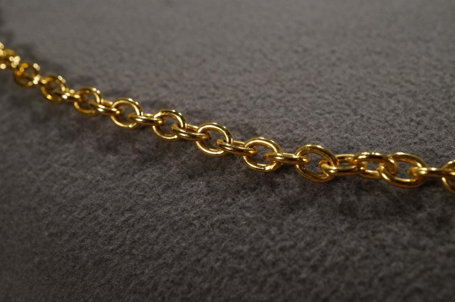 Vintage Traditional Style Yellow Gold Tone Chain Line Link Vintage Traditional Style Yellow Gold Tone Chain Line Link