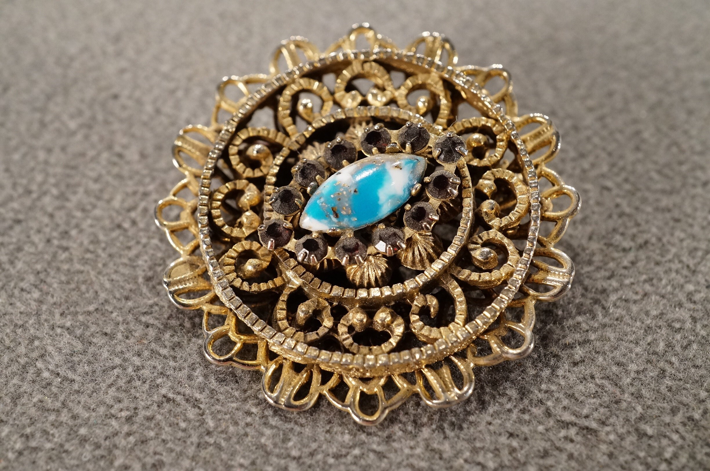 Jolie Broche Ancienne Métal Doré Et Strass Multicolores (bleu, Jaune, Vert) - Vintage