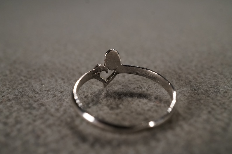 vintage sterling silver statement ring with delicate styling of an open floating heart set with a round emerald stone size 7 **M3
