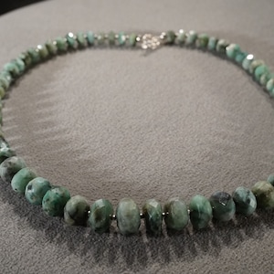 vintage beaded genuine green agate necklace with graduated size faceted oval beads with sterling silver spacers and toggle clasp **M10