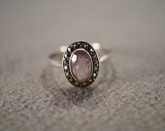 Vintage Wedding Band Stacker Design Ring Sterling Silver Oval Bezel Set Amethyst Raised Relief Single Stone Setting Classic, Size 6 1/4 AM
